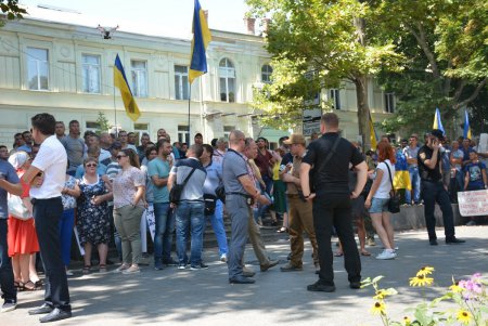 «Кадорровцы» подрались с полицейскими — промежуточный итог митинга под прокуратурой Одесской области (фото)