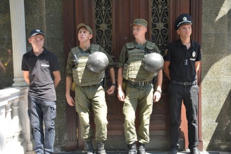«Кадорровцы» подрались с полицейскими — промежуточный итог митинга под прокуратурой Одесской области (фото)