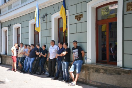 «Кадорровцы» подрались с полицейскими — промежуточный итог митинга под прокуратурой Одесской области (фото)