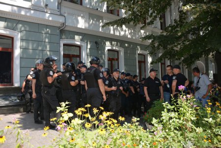«Кадорровцы» подрались с полицейскими — промежуточный итог митинга под прокуратурой Одесской области (фото)