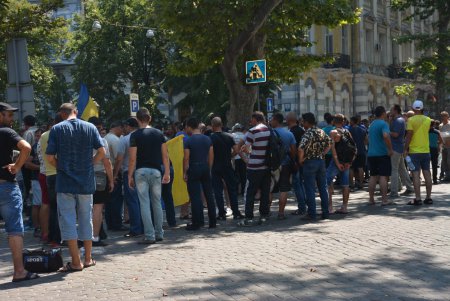 «Кадорровцы» подрались с полицейскими — промежуточный итог митинга под прокуратурой Одесской области (фото)