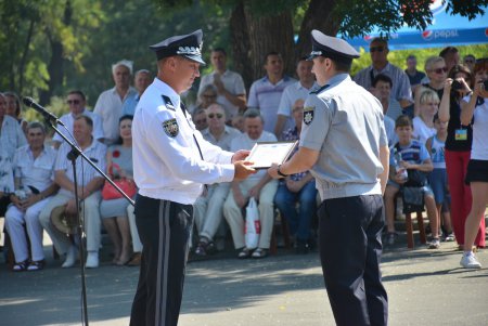 Одесские полицейские в свой профессиональный праздник разминировали автомобиль,  врукопашную обезвредили преступника и получили почетные награды (фото) 