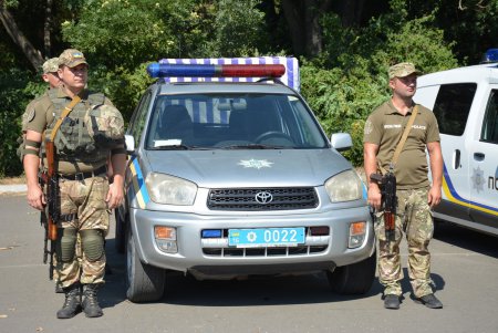 Одесские полицейские в свой профессиональный праздник разминировали автомобиль,  врукопашную обезвредили преступника и получили почетные награды (фото) 