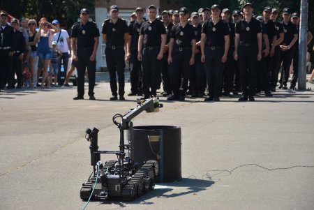 Одесские полицейские в свой профессиональный праздник разминировали автомобиль,  врукопашную обезвредили преступника и получили почетные награды (фото) 