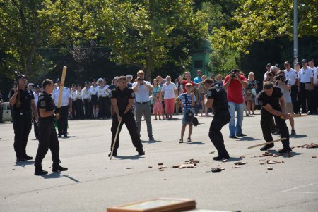 Одесские полицейские в свой профессиональный праздник разминировали автомобиль,  врукопашную обезвредили преступника и получили почетные награды (фото) 