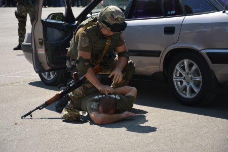 Одесские полицейские в свой профессиональный праздник разминировали автомобиль,  врукопашную обезвредили преступника и получили почетные награды (фото) 