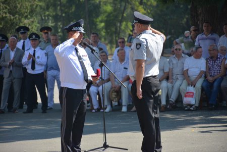 Одесские полицейские в свой профессиональный праздник разминировали автомобиль,  врукопашную обезвредили преступника и получили почетные награды (фото) 
