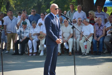 Одесские полицейские в свой профессиональный праздник разминировали автомобиль,  врукопашную обезвредили преступника и получили почетные награды (фото) 