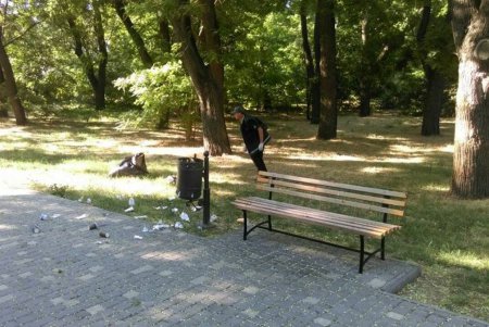 Одесские коммунальщики — против травы и сорняков (фото)