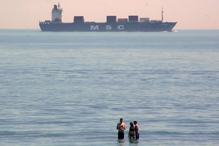 Море отдыхающих «наплыли» на пляжи Одессы (фоторепортаж)