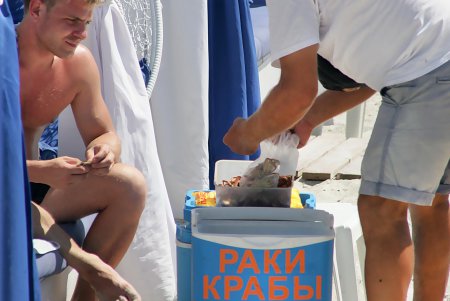 Море отдыхающих «наплыли» на пляжи Одессы (фоторепортаж)