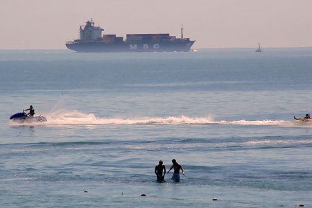 Море отдыхающих «наплыли» на пляжи Одессы (фоторепортаж)