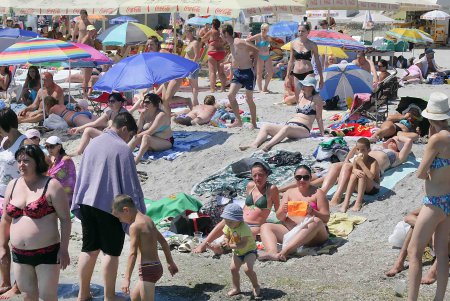 Море отдыхающих «наплыли» на пляжи Одессы (фоторепортаж)