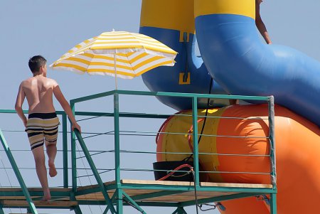 Море отдыхающих «наплыли» на пляжи Одессы (фоторепортаж)