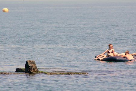 Море отдыхающих «наплыли» на пляжи Одессы (фоторепортаж)