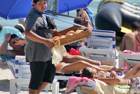 Море отдыхающих «наплыли» на пляжи Одессы (фоторепортаж)