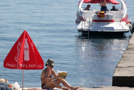 Море отдыхающих «наплыли» на пляжи Одессы (фоторепортаж)