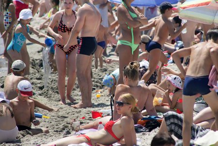 Море отдыхающих «наплыли» на пляжи Одессы (фоторепортаж)