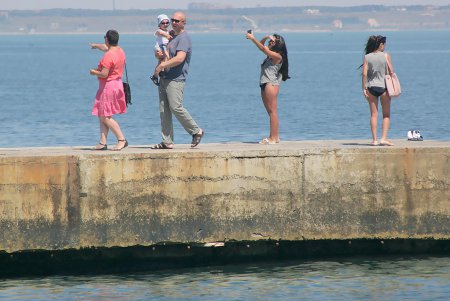Море отдыхающих «наплыли» на пляжи Одессы (фоторепортаж)