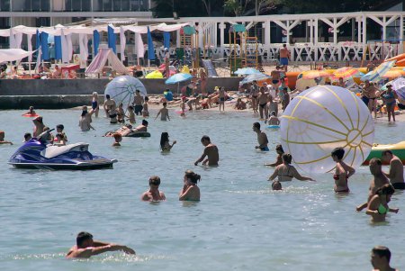 Море отдыхающих «наплыли» на пляжи Одессы (фоторепортаж)