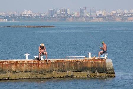 Море отдыхающих «наплыли» на пляжи Одессы (фоторепортаж)