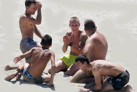 Море отдыхающих «наплыли» на пляжи Одессы (фоторепортаж)
