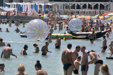 Море отдыхающих «наплыли» на пляжи Одессы (фоторепортаж)