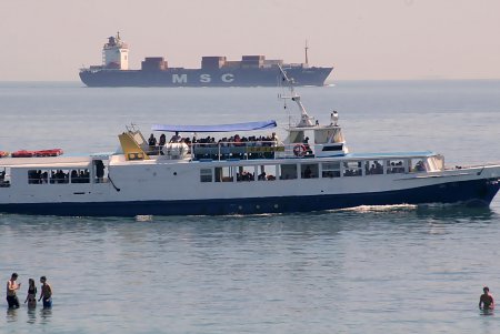 Море отдыхающих «наплыли» на пляжи Одессы (фоторепортаж)