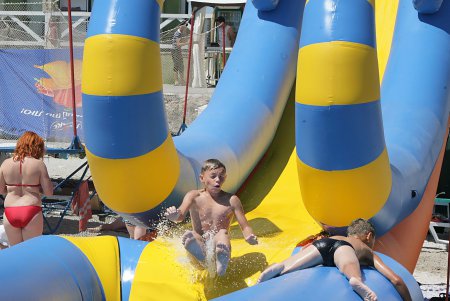 Море отдыхающих «наплыли» на пляжи Одессы (фоторепортаж)