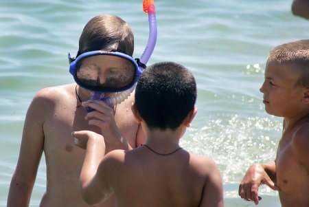 Море отдыхающих «наплыли» на пляжи Одессы (фоторепортаж)