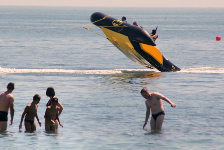 Море отдыхающих «наплыли» на пляжи Одессы (фоторепортаж)