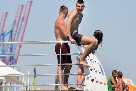 Море отдыхающих «наплыли» на пляжи Одессы (фоторепортаж)