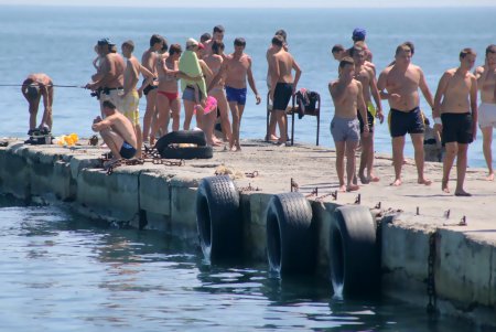 Море отдыхающих «наплыли» на пляжи Одессы (фоторепортаж)