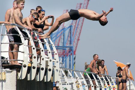 Море отдыхающих «наплыли» на пляжи Одессы (фоторепортаж)
