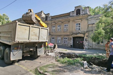 В  жару в центре Одессы «готовят сани летом» (фоторепортаж)