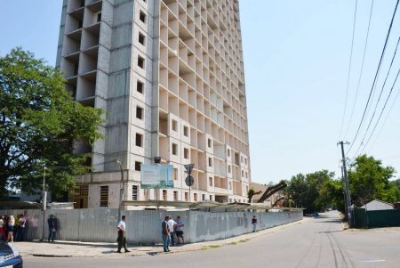Очередная «жемчужная» стройка «Кадорр» убивает деревья и загрязняет воздух Одессы (фото)