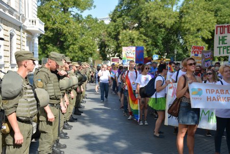 Шествие представителей ЛГБТ-сообщества по Одессе далеко не ушло (фото) 