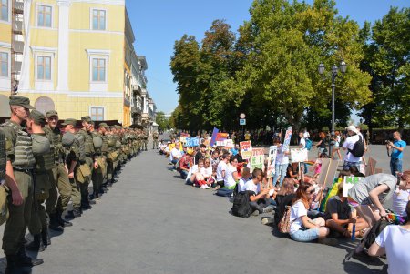 Шествие представителей ЛГБТ-сообщества по Одессе далеко не ушло (фото) 
