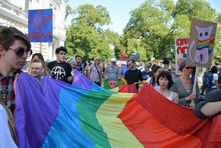 Шествие представителей ЛГБТ-сообщества по Одессе далеко не ушло (фото) 