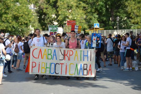 Шествие представителей ЛГБТ-сообщества по Одессе далеко не ушло (фото) 