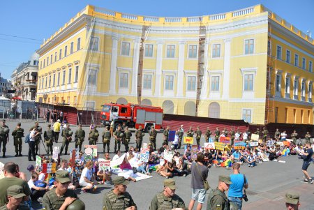 Шествие представителей ЛГБТ-сообщества по Одессе далеко не ушло (фото) 