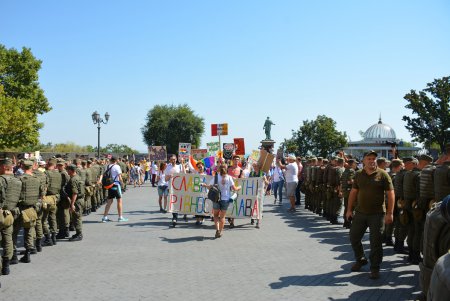 Шествие представителей ЛГБТ-сообщества по Одессе далеко не ушло (фото) 