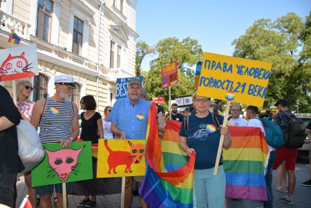 Шествие представителей ЛГБТ-сообщества по Одессе далеко не ушло (фото) 