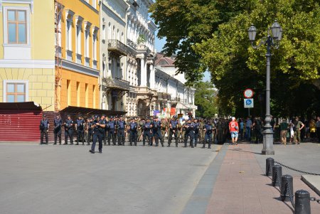 Шествие представителей ЛГБТ-сообщества по Одессе далеко не ушло (фото) 
