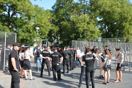 Шествие представителей ЛГБТ-сообщества по Одессе далеко не ушло (фото) 