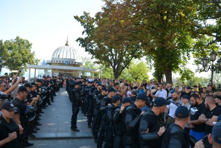 Шествие представителей ЛГБТ-сообщества по Одессе далеко не ушло (фото) 