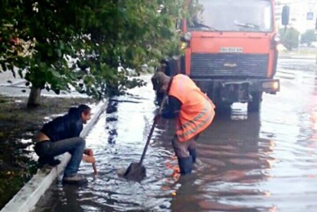 На улицах Одессы устраняют последствия капризной непогоды (фото)