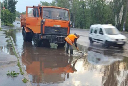 На улицах Одессы устраняют последствия капризной непогоды (фото)