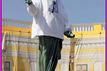 Украинская вышиванка для Дюка приросла одесским орнаментом (фоторепортаж)