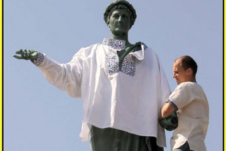 Украинская вышиванка для Дюка приросла одесским орнаментом (фоторепортаж)